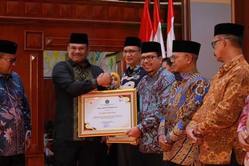 Pj Bupati Aceh Barat Terima Penghargaan Nasional atas Pelaksanaan PPG-PAI. Foto: Dok. Diskominsa Aceh Barat