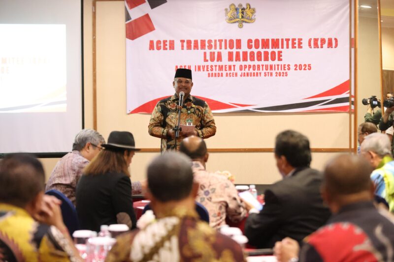 Penjabat Gubernur Aceh, Dr. H. Safrizal ZA, M.Si saat memberi sambutan pada acara Aceh Investment Opportunities 2025, di Hermes Hotel Banda Aceh, Minggu (5/1/2025). Foto: Dok. Prokopim Setda Aceh