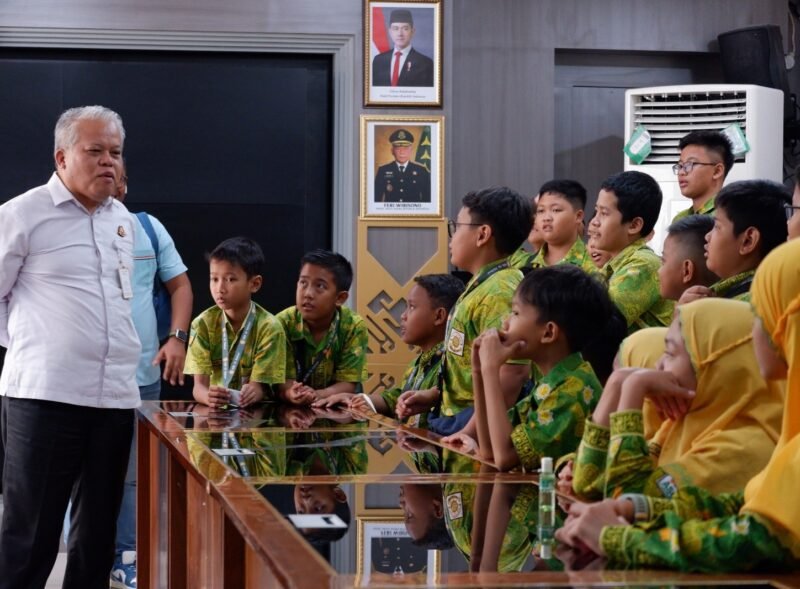 Pusat Penerangan Hukum Kejaksaan Agung, menerima kunjungan siswa dan siswi Sekolah Dasar Islam Al-Akbar Mojokerto dengan tema Tour de Jakarta dalam rangka pembekalan dan penyuluhan hukum serta memperkenalkan institusi Kejaksaan sejak usia dini, Selasa (7/1/2024). (Foto : Puspenkum Kejagung RI).