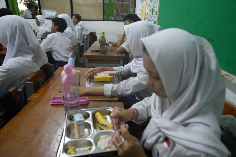 Murid SMPN 61 Slipi Jakarta Barat dan SMAN 11 Cakung, Selasa (7/1/2024). (Foto : Humas Kemenkopolkam).
