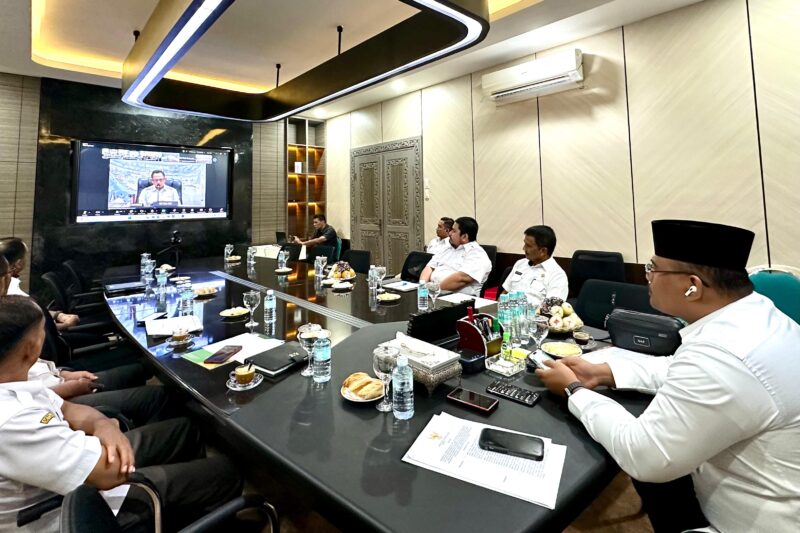 Pj Gubernur Aceh Safrizal Mengikuti Rapat Penyelesaian Penataan Tenaga non ASN di Instansi Pemda melalui Zoom Meeting di pendopo  Gubernur Aceh, Rabu 8 Januari 2025. Foto: Dok. Prokopim Setda Aceh