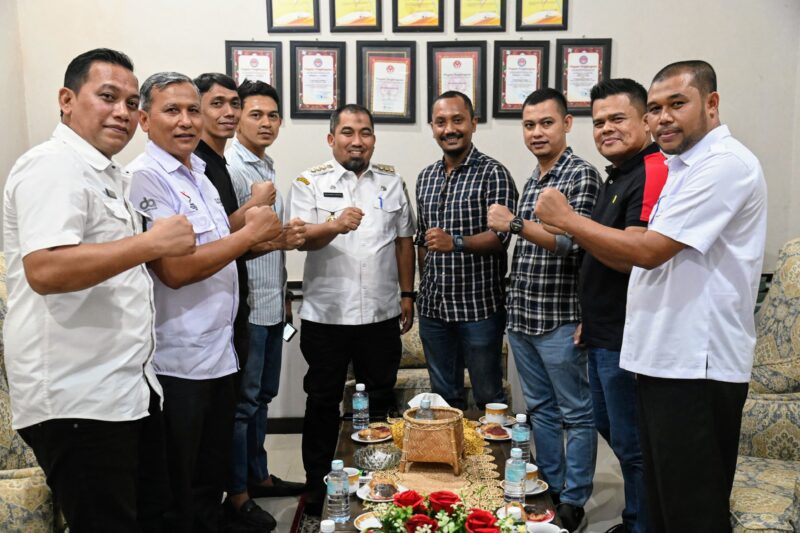 Pj Bupati Aceh Besar Muhammad Iswanto S.STP, MM didampingi Kepala Disparpora Aceh Besar Abdullah, S.Sos, Kabag Prokopim Imam Munandar, S.STP, serta Kabag Umum Setdakab Aceh Besar Zayadinur, S.STP foto bersama dengan panitia Aceh Tropical Forest Journey 2025 di Gedung Dewan Kerajinan Nasional Daerah (Dekranasda) Aceh Besar, Kecamatan Ingin Jaya, Rabu (8/1/2025). Foto: Dok. MC Aceh Besar