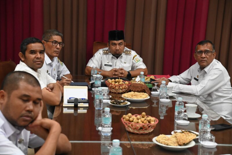 Pj Bupati Aceh Besar Muhammad Iswanto SSTP MM mengikuti zoom meeting dengan Mendagri Prof Tito Karnavian dari Aula Dekranasda Aceh Besar, Rabu (8/1/2025). Foto: Dok. MC Aceh Besar