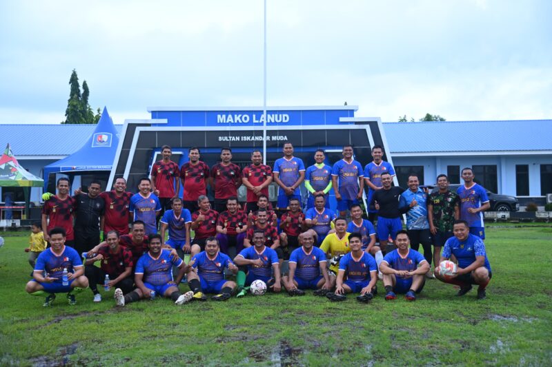 Foto bersama Pemkab Aceh Besar FC dan Angkasa FC foto bersama di sela-sela pertandingan persahabatan di Lapangan Sepakbola Lanud SIM, Blang Bintang, Aceh Besar, Rabu (8/1/2025) sore. Foto: Dok. MC Aceh Besar