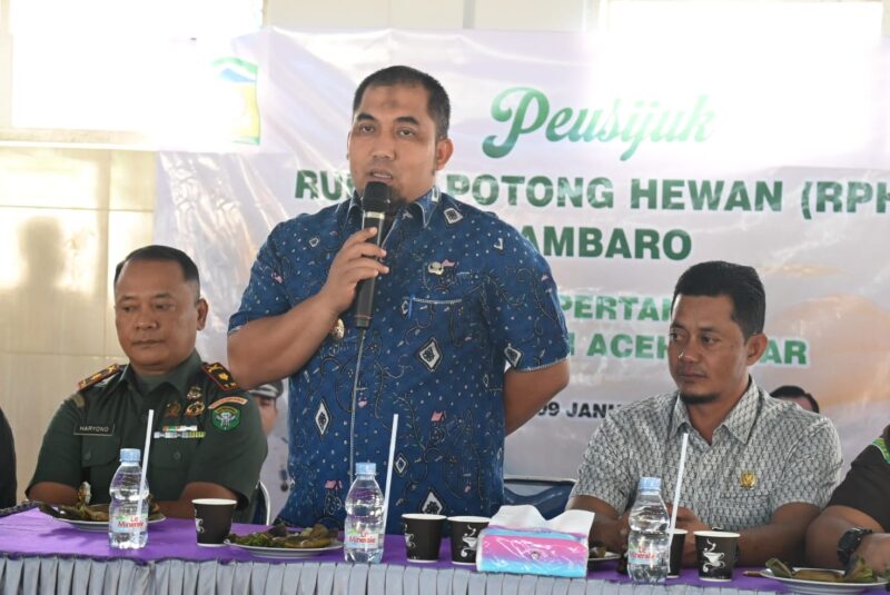 Pj Bupati Aceh Besar Muhammad Iswanto, S.STP MM menyampaikan sambutan dan arahan pada peusijuk Rumah Potong Hewan Pasar Lambaro, Kecamatan Ingin Jaya, Aceh Besar, Kamis (09/01/2025). Foto: Dok. MC Aceh Besar
