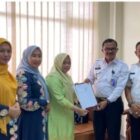 Ketua Dekranasda Aceh Utara, Ny. Awirdalina Mahyuzar saat mendaftarkan Kasab Bule Jok ke Ditjen HAKI, Kementerian Hukum dan HAM. Foto: Dok. Zubir/NOA.co.id