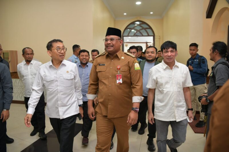 Penjabat Gubernur Aceh, Dr. H. Safrizal ZA, M.Si, didampingi Pj Bupati Aceh Besar Pj Wali Kota Banda Aceh, Danlanud SIM dan Kapolresta Banda Aceh, mengantar kepulangan Menteri Kebudayaan RI, Fadli Zon, di Bandara Sultan Iskandar Muda Aceh Besar, Senin (13/1/2025). Foto: Dok. Prokopim Setda Aceh