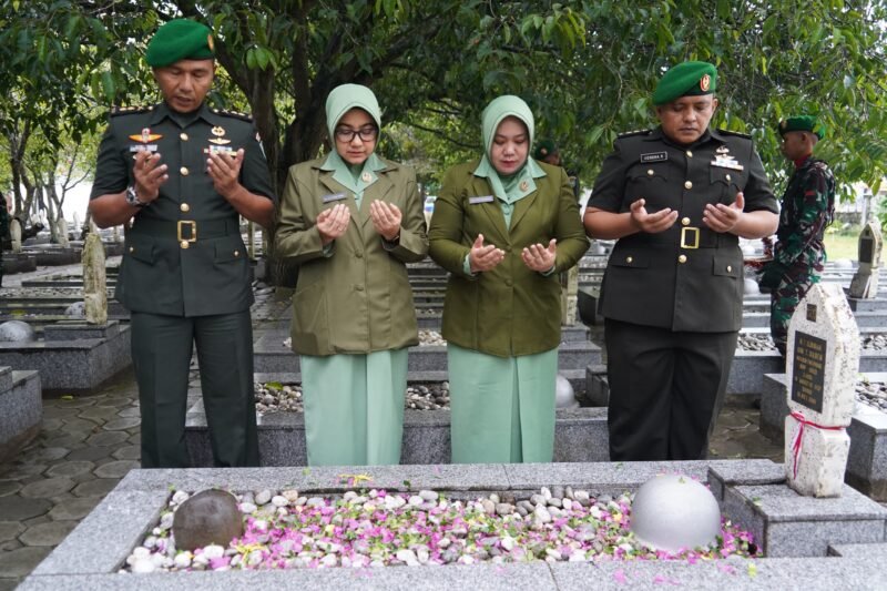 Kapendam IM Pimpin Ziarah Rombongan di HUT Ke-74 Penerangan TNI AD. Foto: Dok. Humas Pendam IM