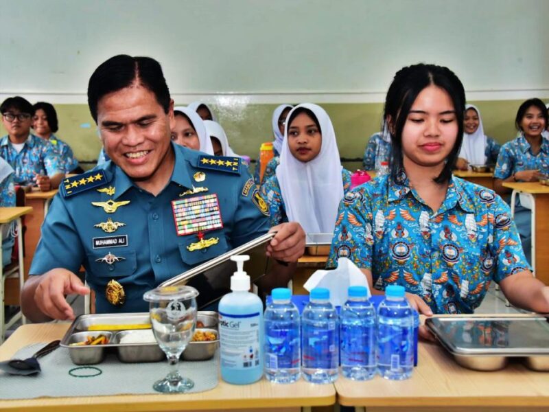 Kepala Staf Angkatan Laut, Laksamana TNI Dr. Muhammad Ali (Pertama Kiri) menyempatkan untuk makan bersama di tengah para peserta makan bergizi gratis yang digelar di SMA Hang Tuah 1 Jakarta, Selasa (14/1/2025). (Foto : Penerangan Angkatan Laut).