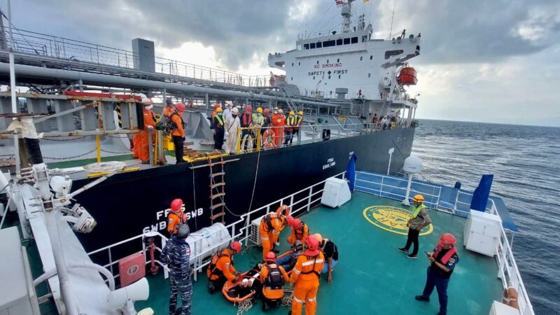Tim Gabungan Evakuasi Satu Crew Kapal Chemway Arrow, Banda Aceh, Rabu (15/1/2024). (Foto : Kantor Pencarian dan Pertolongan Kelas A Banda Aceh).