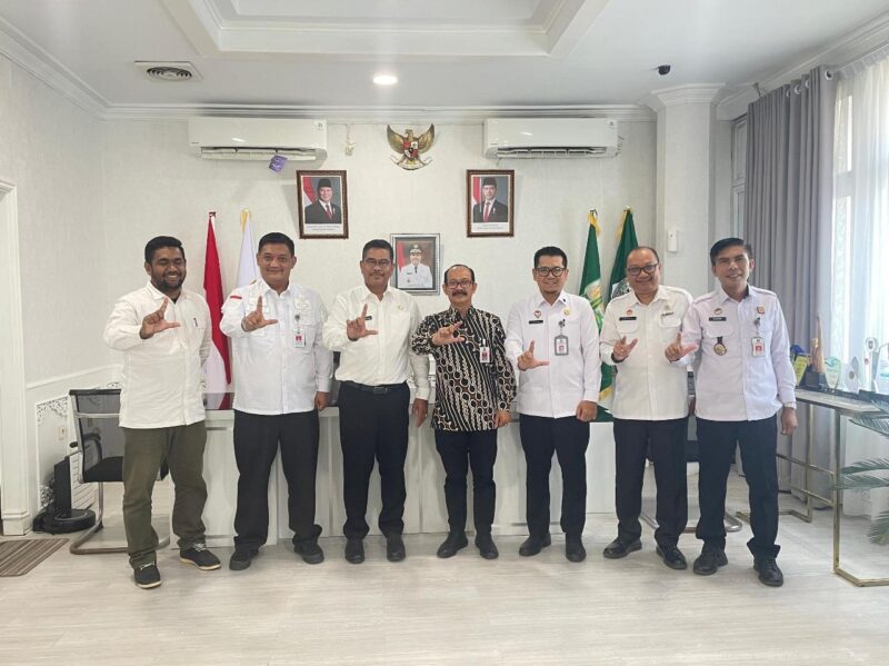 Kepala Kantor Wilayah Kementerian Hukum Aceh, Meurah Budiman (Keempat Kanan) bersama para Kepala Divisi melaksanakan kegiatan penguatan dalam rangka persiapan penilaian Indeks Reformasi Hukum di Pemerintah Kota Lhokseumawe, bertempat di ruang kerja Pj Walikota Lhokseumawe, Rabu (15/1/2025). (Foto : Humas Kanwil Kemenkum Aceh).