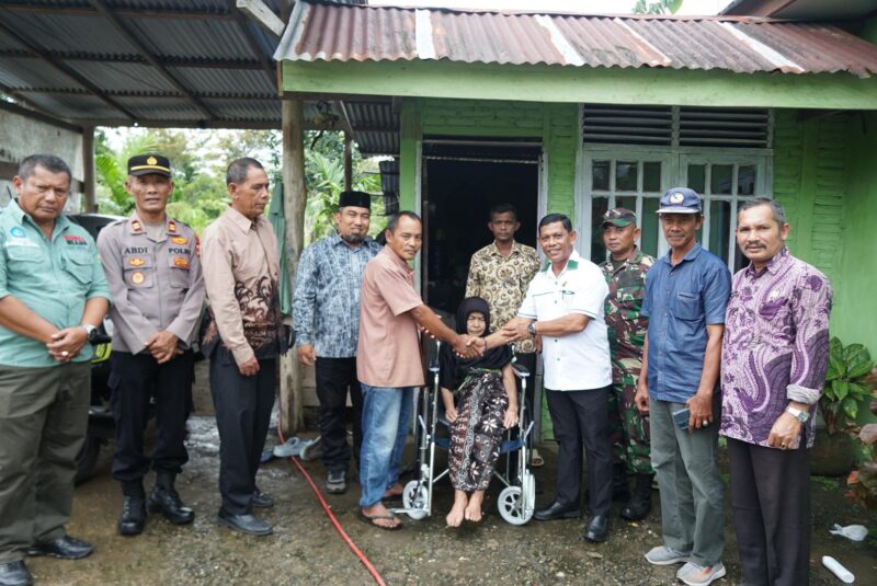 Pj Bupati Aceh Besar, Muhammad Iswanto, S.STP, MM, menyerahkan kursi roda kepada nek Hamida di Gampong Lamtamot, Kecamatan Lembah Seulawah, Aceh Besar, Kamis (16/1/2025). Foto: Dok. MC Aceh Besar