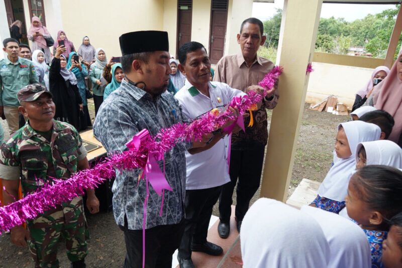 Pj Bupati Aceh Besar, Muhammad Iswanto, S.STP, MM, memotong pita pertanda diresmikannya TK Lamtamot di Kecamatan Lembah Seulawah, Aceh Besar, Kamis (16/1/2025). Foto: MC Aceh Besar