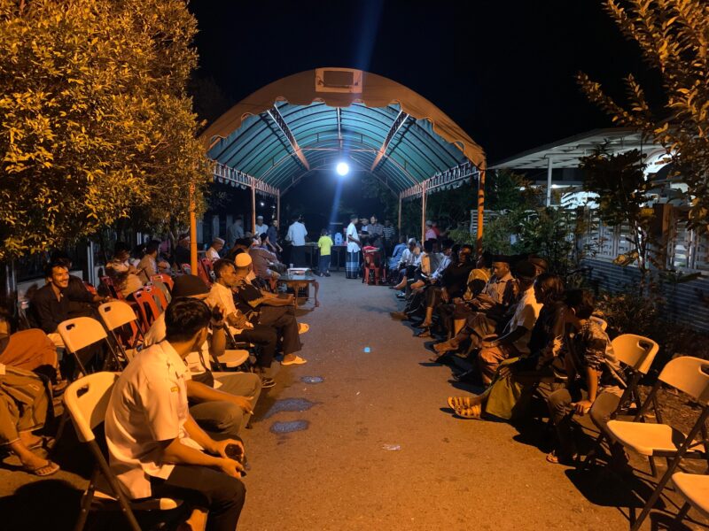 Pj Bupati Aceh Besar Muhammad Iswanto SSTP MM bersama warga Kota Jantho melaksanakan takziah atas meninggalnya alm. Tarmizi, yang merupakan suami dari Kepala Bappeda Aceh Besar, Rahmawati S.Pd MSi di Kota Jantho, Rabu (15/01/2025) malam. Foto: Dok. MC Aceh Besar