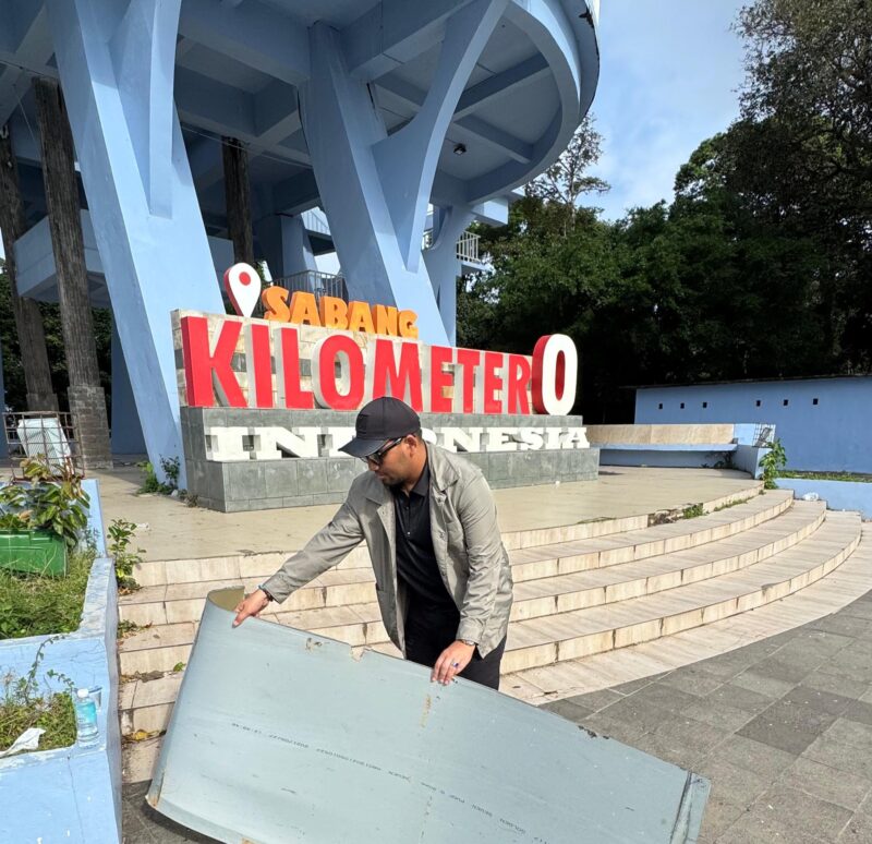 Seorang Wisatawan saat melihat besi yang jatuh dari tugu KM O. Foto: Dok. Muhammad Balia/NOA.co.id