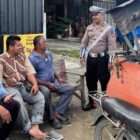 Personel Satuan Lalu Lintas (Satlantas) Polres Aceh Utara mengedukasi masyarakat terkait pentingnya mematuhi aturan berlalu lintas serta mengutamakan keselamatan di jalan raya, Senin (20/1/2025). (Foto: NOA.co.id/IST)
