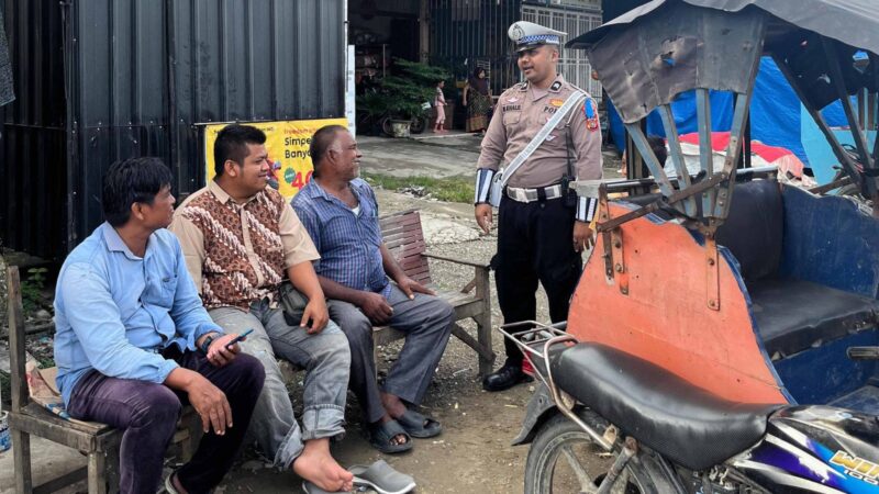 Personel Satuan Lalu Lintas (Satlantas) Polres Aceh Utara mengedukasi masyarakat terkait pentingnya mematuhi aturan berlalu lintas serta mengutamakan keselamatan di jalan raya, Senin (20/1/2025). (Foto: NOA.co.id/IST)