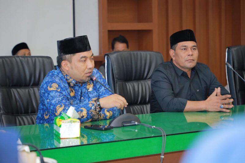 Bupati Aceh Besar terpilih Muharam Idris menyampaikan sambutan pada perkenalan dengan Organisasi Perangkat Daerah (OPD) Aceh Besar di Aula Kantor Bupati Aceh Besar, Kota Jantho, Senin (20/01/2025). Foto: Dok. Prokopim Pemkab Aceh Besar