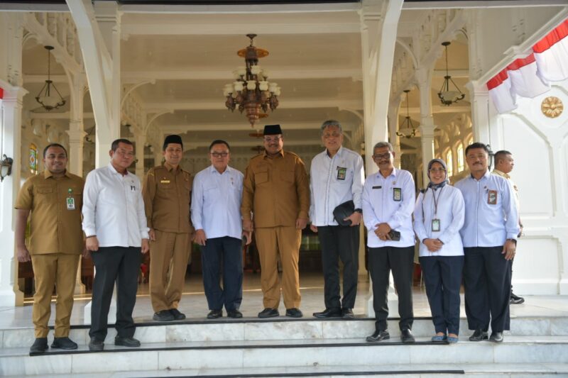 Pj. Gubernur Aceh, Dr. Safrizal, ZA. M. Si didampingi Plt. Asisten I Pemerintahan , Syakir dan Kepala Biro Administrasi Pimpinan Setda Aceh, Akkar Arafat menerima silaturahmi Ketua Pengadilan Tinggi Banda Aceh, Nursyam, SH. M. Hum dan Rombongan di Pendopo Gubernur Aceh, Senin (20/01/2025). Foto: Dok. Prokopim Setda Aceh
