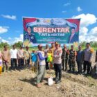 Kabag Ren Polres Aceh Utara Kompol Idris memimpin penanaman jagung serentak dalam mendukung ketahanan pangan nasional di wilayah hukum Polsek Langkahan, Selasa (21/1/2025). (Foto: NOA.co.id/IST).
