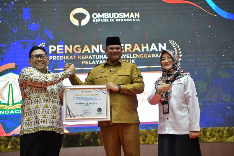 Penjabat Gubernur Aceh, Dr. H. Safrizal ZA, M.Si, menerima penghargaan dari Ombudsman RI kepada pemerintah Aceh yang meraih Predikat Penilaian Kepatuhan Penyelenggaraan Pelayanan Publik Tahun 2024, di Anjong Mon Mata Pendopo Gubernur Aceh, Selasa (20/01/2025). Foto: Dok. Prokopim Setda Aceh