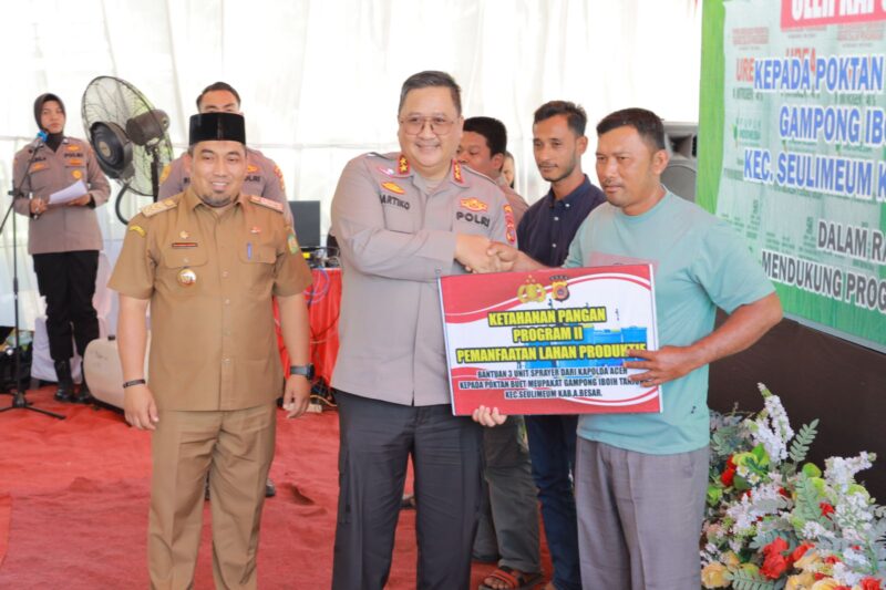 Pj Bupati Aceh Besar Muhammad Iswanto SSTP MM mendampingi Kapolda Aceh Irjen Pol Achmad Kartiko SIK MH saat penyerahan bantuan kepada Poktan di gampong Iboih Tanjong, Kecamatan Seulimeum, Kabupaten Aceh Besar, Selasa 21 Januari 2025. Foto: Dok. Prokopim Pemkab Aceh Besar