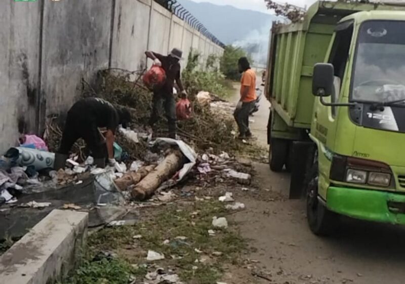 Petugas Dinas Lingkungan Hidup (DLH) Aceh Besar melakukan penyisiran tumpukan sampah liar yang berada dibelakang Stadion Harapan Bangsa, Darul Imarah, Aceh Besar Kamis (23/01/2025). Foto: Dok. MC Aceh Besar