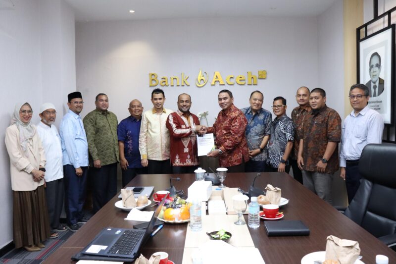 Penyerahan Laporan Hasil Audir Kantor Akuntan Publik yang diserahkan langsung oleh Padri Achyarsyah
Signing Partner KAP Heliantono & Rekan dan diterima oleh Plt. Dirut Bank Aceh, Fadhil Ilyas. Foto: Dok. Humas Bank Aceh.