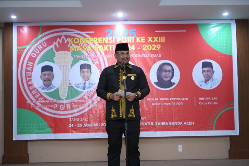 Penjabat Gubernur Aceh Dr H Safrizal ZA M.Si memberi sambutan pada Konferensi XXIII Persatuan Guru Republik Indonesia (PGRI) Aceh Masa Bakti 2024-2029 di Banda Aceh, Jum’at malam, Jumat (24/01/2025). Foto: Dok. Prokopim Setda Aceh