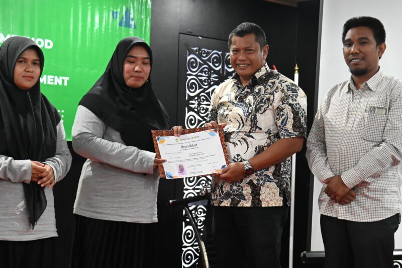 Kadisdikbud yang juga Plt Sekretaris Daerah (Sekda) Aceh Besar Bahrul Jamil S.Sos MSi menyerahkan penghargaan kepada peserta terbaik, di Hotel Rasamala, Banda Aceh, Sabtu (25/01/2025). Foto: Dok. MC Aceh Besar