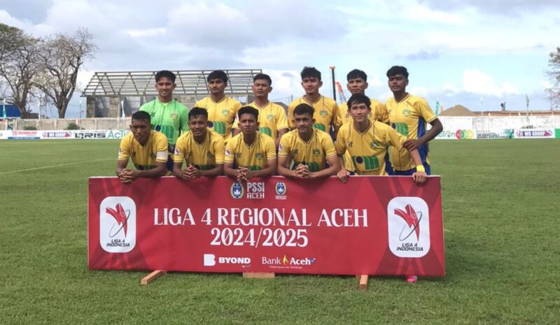 Foto bersama para pemain PSAB sesaat sebelum dimulainya laga pembuka Liga 4 Aceh, di Stadion Sabang Meraoke, Kota Sabang, Sabtu (25/1/2025) sore. Foto: Dok. PSAB