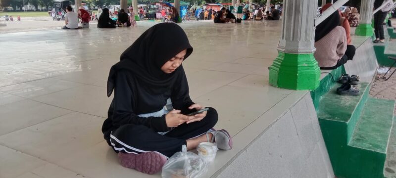 Masyarakat Banda Aceh Mulai menikmati Wifi Gratis di Blang Padang. Foto: Dok. Pendam IM