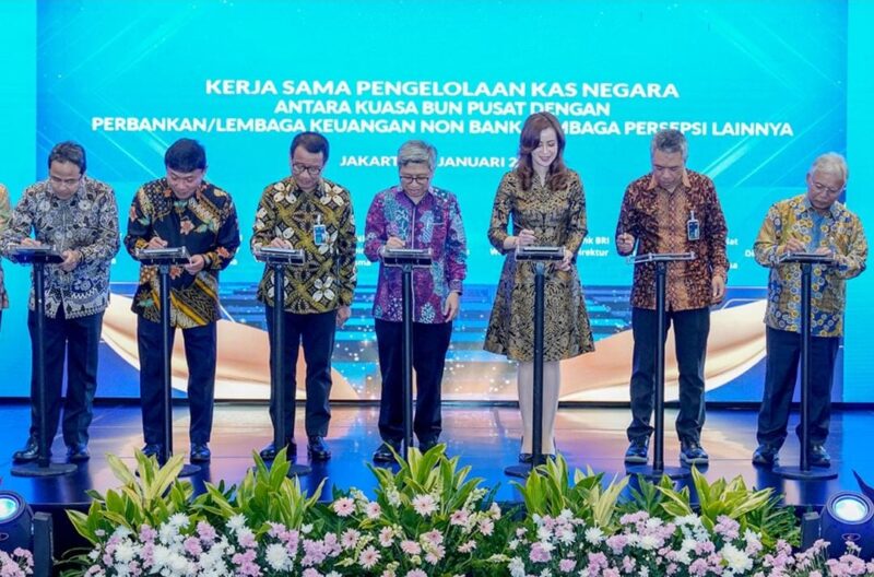 Wakil Direktur Utama PT Bank Syariah Indonesia Tbk (BSI) Bob T. Ananta (dua dari kiri) menandatangani kerjasama perjanjian pengelolaan kas negara dengan Kementerian Keuangan RI. Foto: Dok. Humas BSI Aceh