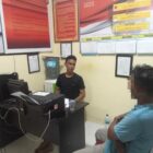 Seorang pria berinisial MN (36), warga Aceh Utara saat dimintai keterangan oleh polisi setelah membuat laporan palsu seolah-olah telah menjadi korban begal lima pria bertopeng. (Foto: NOA.co.id/IST).