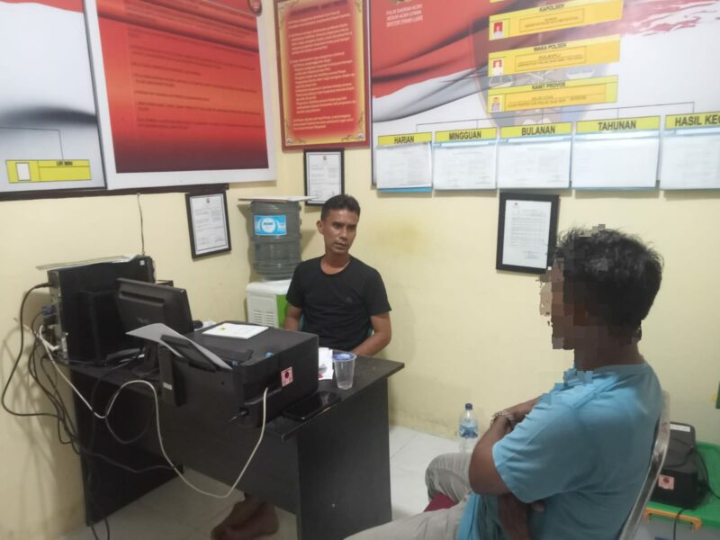 Seorang pria berinisial MN (36), warga Aceh Utara saat dimintai keterangan oleh polisi setelah membuat laporan palsu seolah-olah telah menjadi korban begal lima pria bertopeng. (Foto: NOA.co.id/IST).