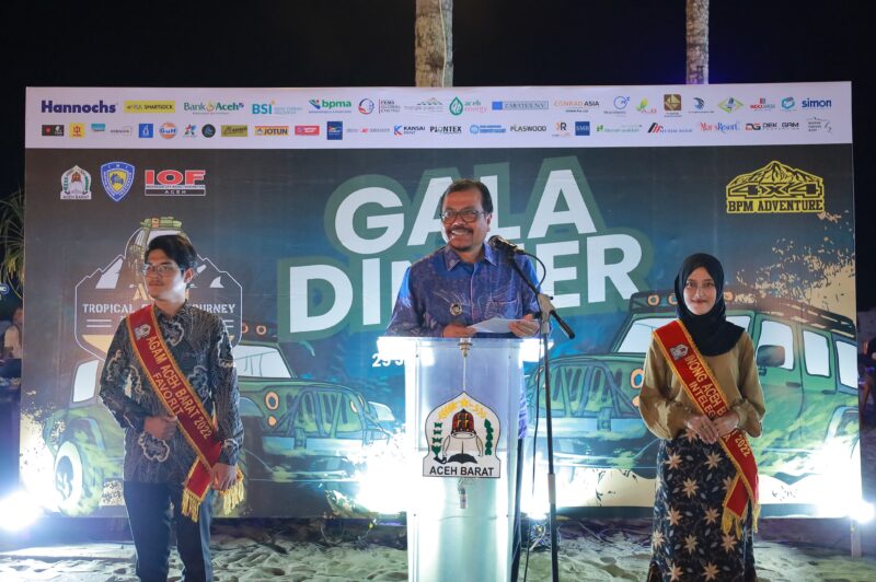 Pj Bupati Aceh Barat saat memberi sambutan pada acara Gala Dinner Offroad BPM. Foto: Dok. Dismominsa Aceh Barat