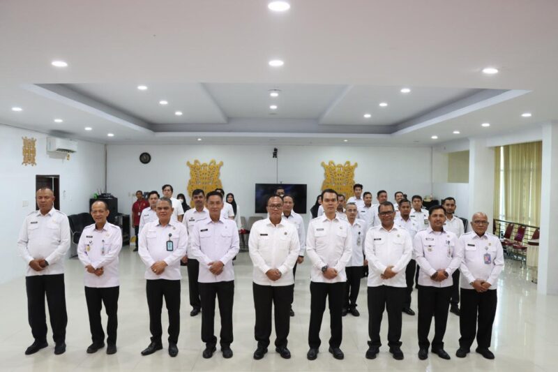 Kakanwil Ditjenim Aceh, Novianto Sulastono (Tengah) Usai memberi Arahan Penguatan Keimigrasian kepada seluruh kepala Imigrasi, Banda Aceh, Jumat (24/1/2025). (Foto : Humas Kakanwil Ditjenim Aceh).