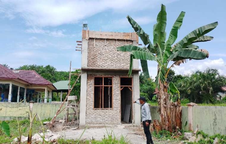 Salah satu bangunan SPAM di Desa Sikalondang, Kecamatan Simpang Kiri yang belum tuntas seratus persen.(Foto : Agus Darminto).