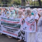 Kabag Ops Polres Pidie, AKP H.G Tanjung saat memberi arahan kepada tenaga kesehatan yang berunjuk rasa di halaman kantor DPRK Pidie, Senin (6/1/2025). (Amir Sagita.NOA.co.id)