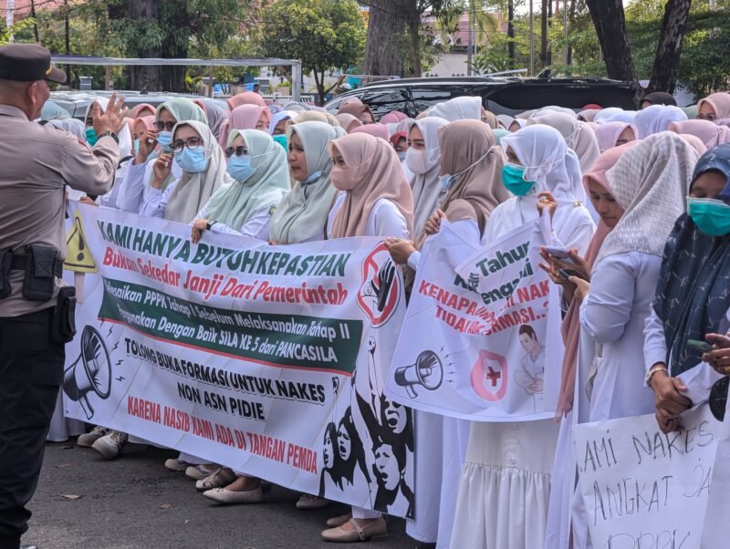 Kabag Ops Polres Pidie, AKP H.G Tanjung saat memberi arahan kepada tenaga kesehatan yang berunjuk rasa di halaman kantor DPRK Pidie, Senin (6/1/2025). (Amir Sagita.NOA.co.id)