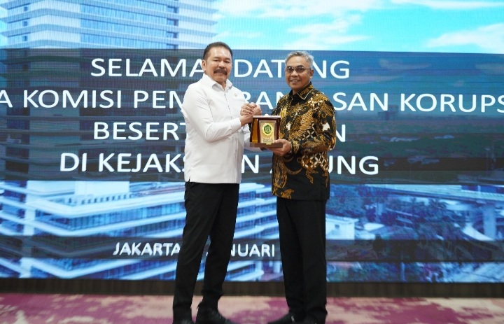 Jaksa Agung RI Burhanuddin (Pertama Kiri) menerima kunjungan Kehormatan Ketua Komisi Pemberantasan Korupsi (KPK) Komjen Pol. Setyo Budiyanto (Pertama Kanan) beserta jajaran Wakil Ketua KPK di Gedung Utama Kejaksaan Agung, Jakarta, Rabu (8/1/2025). (Foto : Puspenkum Kejagung RI).
