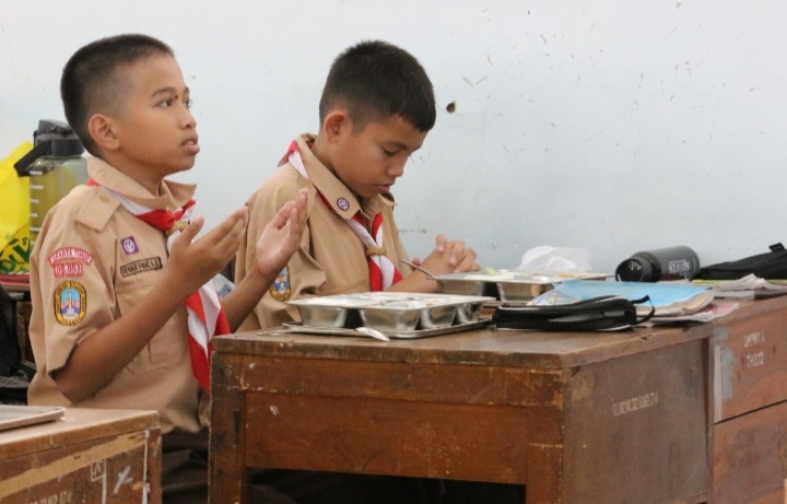 Makan Bergizi Gratis di MTSN 14 Halim Perdana Kusuma dan SMPN 174 Jakarta, Selasa (7/1/2025). (Foto : Humas Kemenkopolkam).