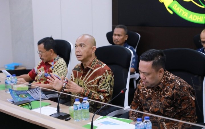 Jaksa Agung Muda Bidang Intelijen Prof. Reda Manthovani menggelar kegiatan Sosialisasi Rancangan Peraturan Presiden tentang Penertiban Kawasan Hutan (RPerpres PKH) melalui Zoom Meeting, Jakarta, Jumat (10/1/2025). (Foto : Puspenkum Kejagung RI).