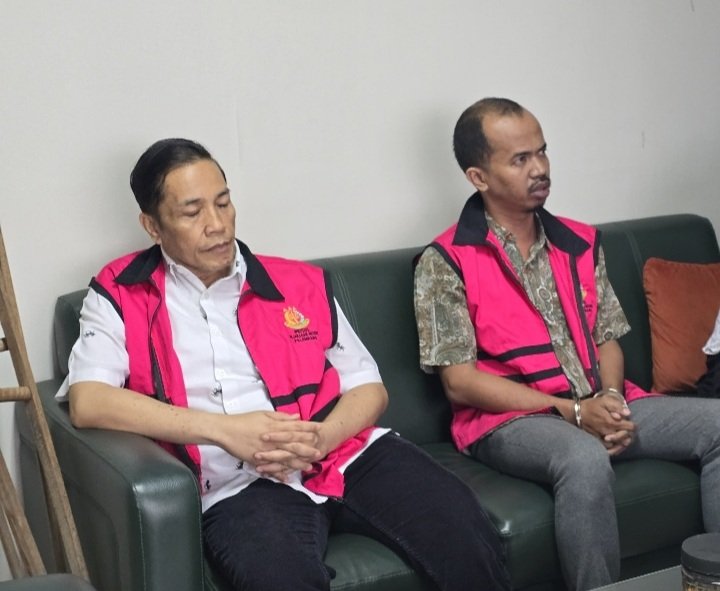 DM  Selaku Kepala Dinas Tenaga Kerja dan Transmigrasi Provinsi Sumatera Selatan dan AL selaku staf Pribadi dari Kepala Dinas Tenaga Kerja dan Transmigrasi Provinsi Sumatera Selatan. (Foto : Puspenkum Kejagung RI).