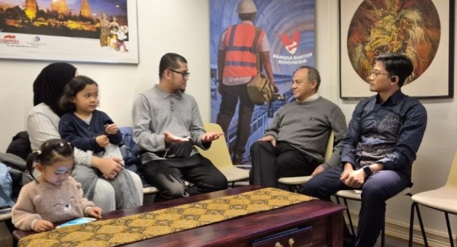 Risvan Dirza (tengah) bersama istri dan dua anak mereka, Dubes Teuku Faizasyah (kedua kanan) dan Shohib Masykur. (Foto: KBRI Oslo).