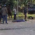 Korban laka lantas meninggal dan tergeletak di jalan Banda Aceh-Medan, Gampong Lumbang Gogo, Kecamatan Padang Tiji, Kabupaten Pidie, Selasa (21/1/2024) (Foto.Amir Sagita.NOA.co.id).