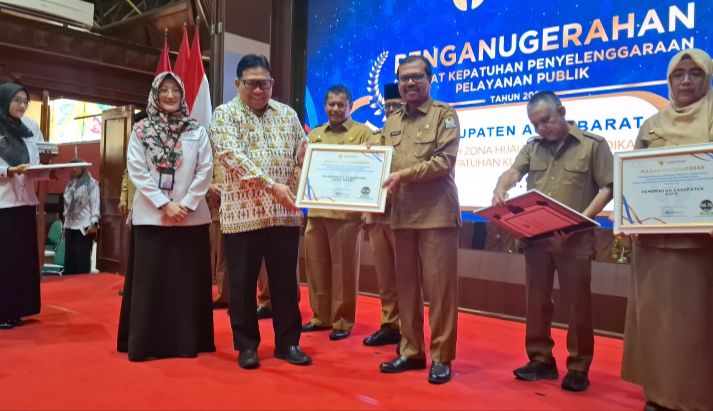 Ombudsman Republik Indonesia (ORI) kembali memberikan penghargaan kepada penyelenggara layanan publik yang dilaksanakan di Anjong Monmata Meuligoe Gunernur Aceh, Selasa, (21/01/2025). Foto: Dok. Diskominsa Aceh Barat