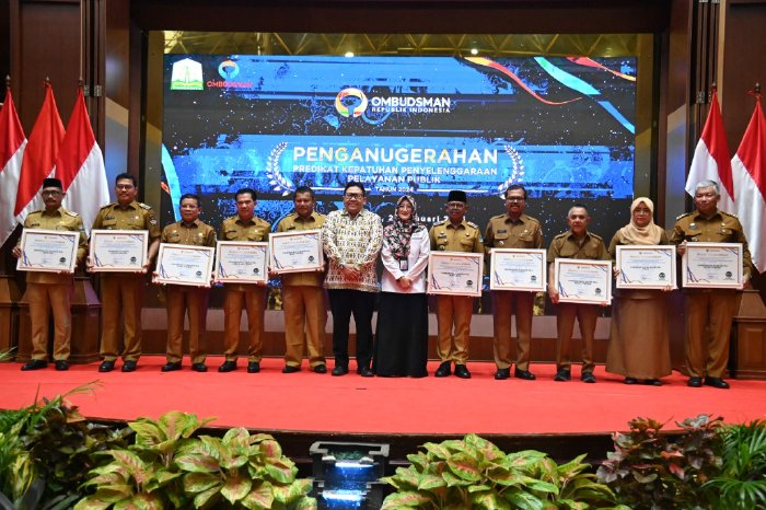 Plt Sekda Aceh Besar Bahrul Jamil SSos MSi foto bersama para penerima Piagam Penganugrahan Predikat Penilaian Kepatuhan Penyelenggaraan Pelayanan Publik Tahun 2024 dengan Pj Gubernur Aceh, Dr. H. Safrizal ZA, M.Si di Anjong Mon Mata, Banda Aceh, Selasa (21/01/2025). Foto: Dok. MC Aceh Besar
