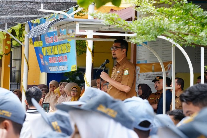 Kepala Dinas Pendidikan Aceh, Marthunis, ST, D.E.A., menjadi pembina upacara bendera di SMA Negeri 9 Banda Aceh pada Senin (13/1/2025). Foto: Dok. Dinas Pendidikan Aceh