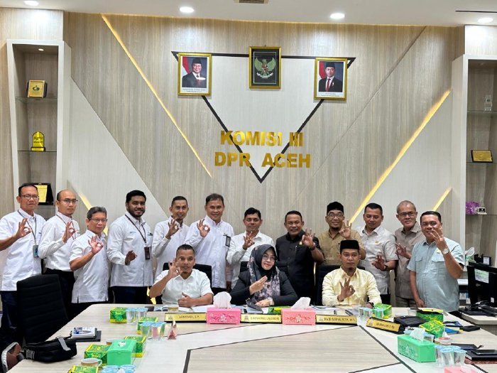 PT PLN (Persero) Unit Induk Distribusi (UID) Aceh menghadiri rapat kerja bersama Komisi III Dewan Perwakilan Rakyat Aceh (DPRA) pada Senin (6/1/2025) di Kantor DPRA.